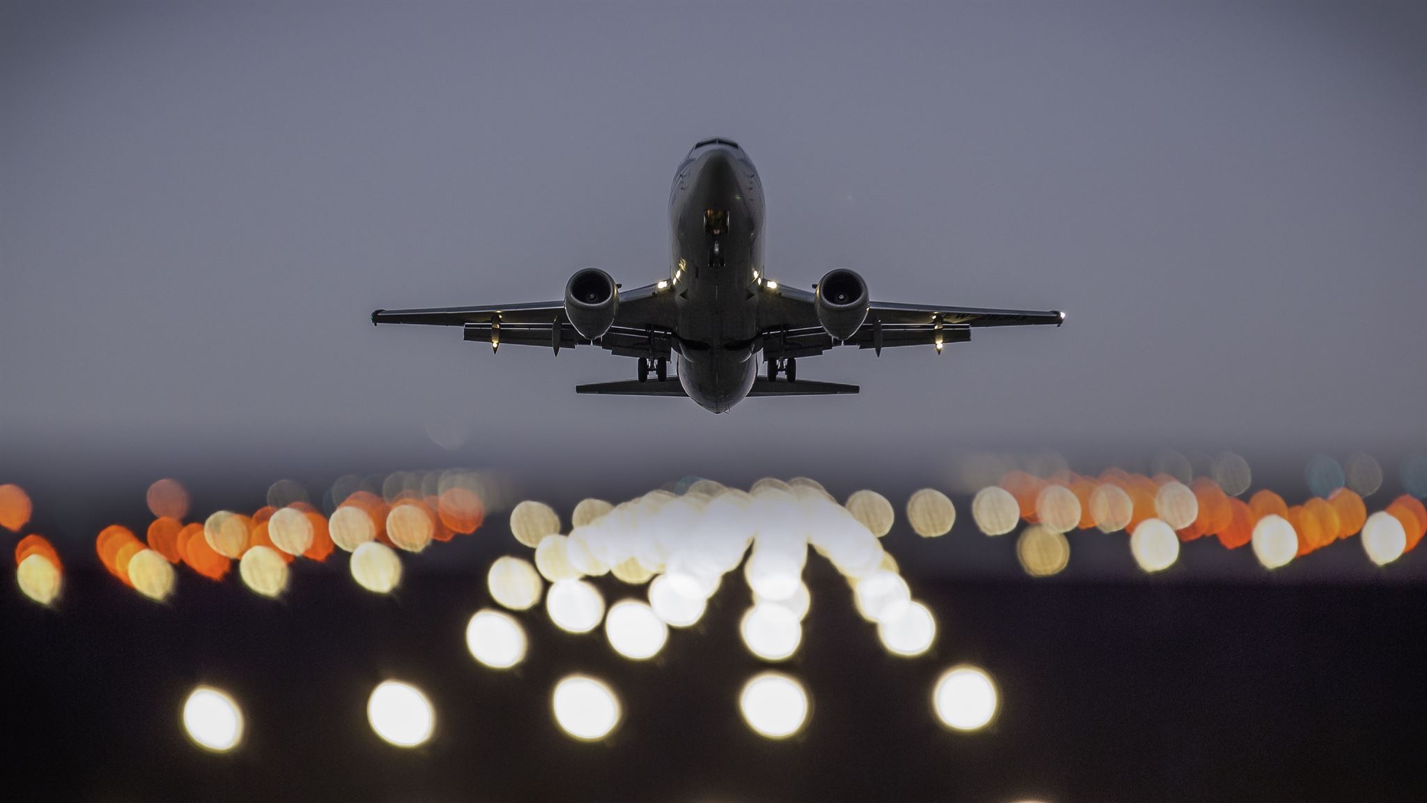 Airplane-taking-off-with-city-lights-in-background